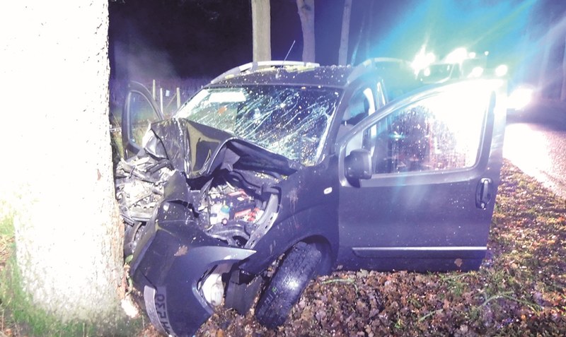 Schwerer Verkehrsunfall: Der 28-jährige Fahrer und dessen 22-jähriger Beifahrer kamen mit Rettungswagen in ein Krankenhaus, der Pkw wurde schwer beschädigt. Foto: Timo Jung / Polizeikommissariat Walsrode