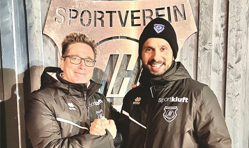 Es geht weiter: Christian Kammann (links), Team-Manager und obendrein Vorsitzender des SV Lindwedel-Hope, freut sich, dass Trainer Tarek Gibbah (rechts) auch in der kommenden Saison als Coach dem Fußball-Landesligisten erhalten bleibt. Foto: SV Lindwedel