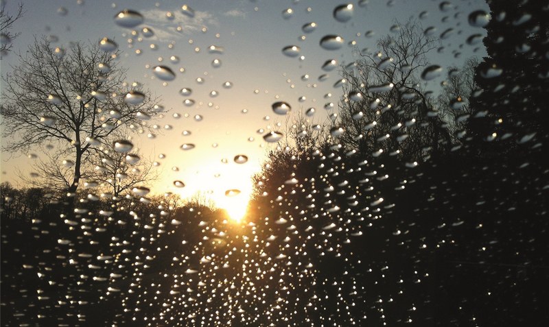 Was darf es in diesem Winter sein? Wasserangriff von oben oder leichter Nieselschleier? Es gibt aber auch die schöne Seite des Regens. Foto: Weber