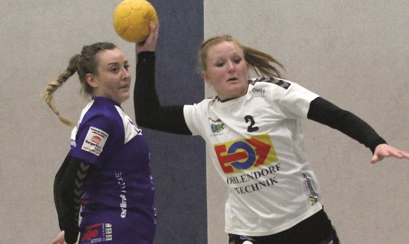 Angstgegner: Die Handball-Damen der HSG Heidmark (Bild: Julia Rosemann am Ball) unterlagen am Sonntag beim MTV Vater Jahn Peine mit 24:28. Archivfoto: Oetjen
