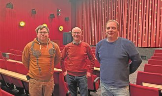 Basteln Woche für Woche am Kinoprogramm (von links): Patrick Sommer, Betreiber Günther Scheele und Thorsten Schröder vom Walsroder Capitol-Theater. Fotos: Meyland