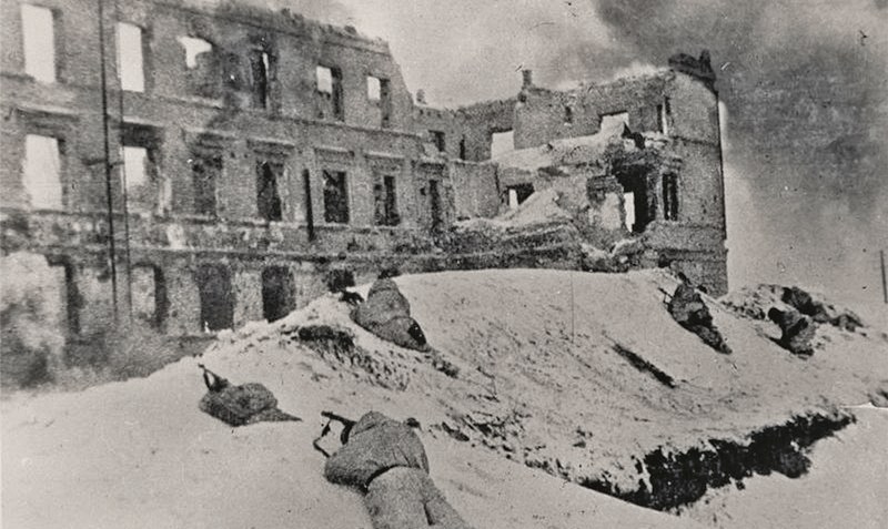 Sowjetische Soldaten beim Kampf um Stalingrad im Januar 1943: Die Schlacht forderte insgesamt mehr als 700.000 Todesopfer auf deutscher und sowjetischer Seite und war ein Wendepunkt im Zweiten Weltkrieg. Foto: Bundesarchiv Bild 183-P0613-308