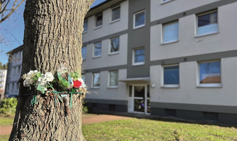 Blumen erinnern an furchtbare Tat: Vor dem Haus am Goethering, in dem der tödliche Angriff auf eine 24-jährige Frau geschah, bringen Betroffene auch ein halbes Jahr nach der Gewalttat noch ihre Trauer zum Ausdruck. Foto: Reinbold