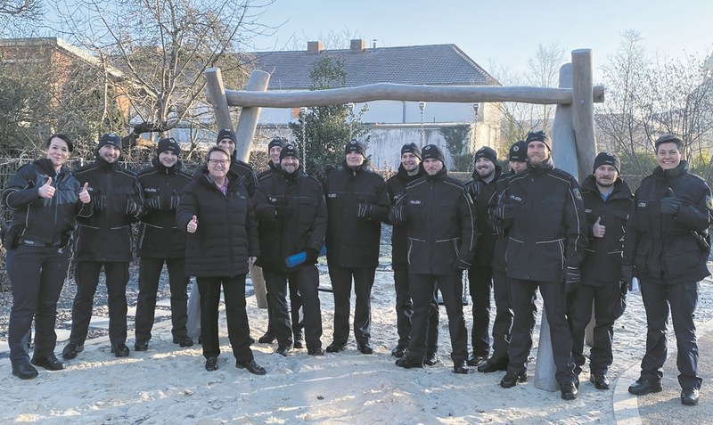 Daumen hoch für diese Aktion: Auch Walsrodes Bürgermeisterin Helma Spöring (Vierte von links) freut sich über das Engagement der Bundespolizei. Foto: Hachmeister