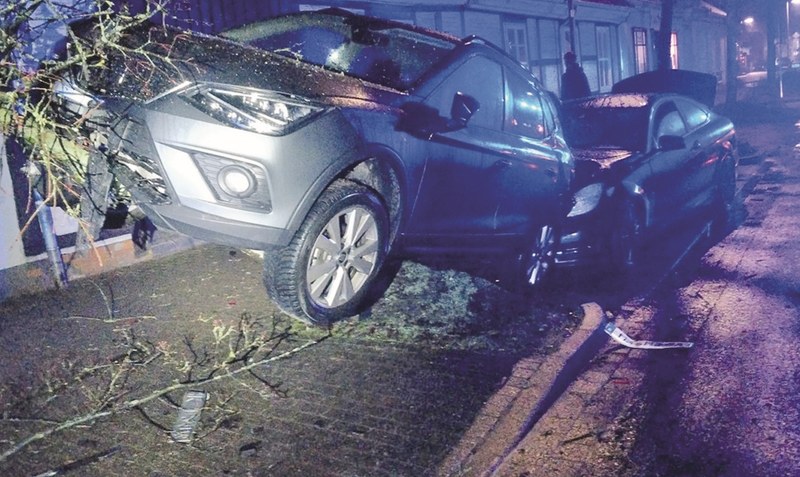 Das Ende einer Alkoholfahrt: Ein betrunkener 24-Jähriger schob mit seinem Mercedes einen geparkten Seat in einen Baum. Foto: Polizei