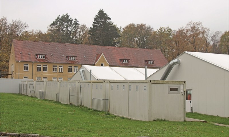 Ausgangslage unverändert: Ende 2023 läuft der Nutzungsvertrag aus, dann übernimmt wieder die Bundeswehr die Kasernengebäude im “Camp West”, die als Ankunftszentrum für Geflüchtete genutzt werden. Foto: Eickholt