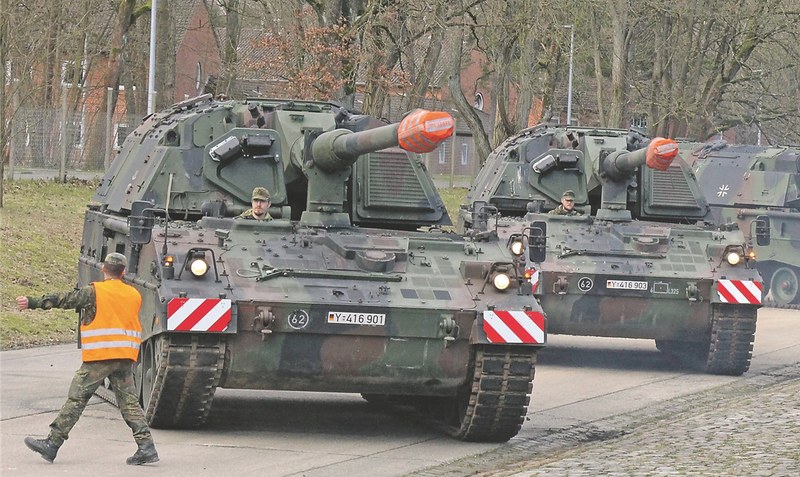 Panzer in Munster: Das Artillerielehrbataillon 325 hat im Februar 2022 in Munster sechs Panzerhaubitzen verladen und nach Litauen geschickt. Nun rückt die Panzertruppenschule in Munster in den Fokus. Foto: Archiv/Eickholt