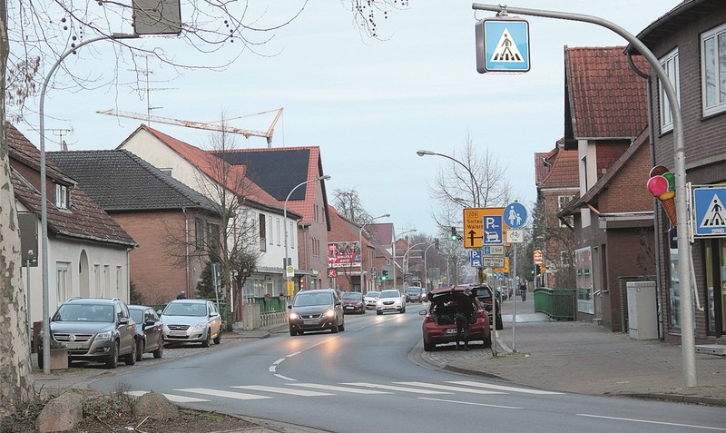 Zebrastreifen und Ampel: Im vorderen Teil der Langen Straße gibt es Hilfen für Fußgänger - im hinteren dagegen bislang nicht. Foto: Meyland