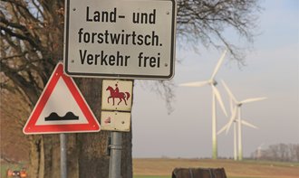 Suche nach weiteren Standorten: Weitere Windenergieanlagen werden Pflicht, um Klimaziele erreichen zu k&Atilde;&para;nnen. Foto: Eickholt