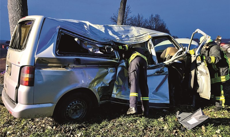Mächtig demoliert: Nach dem Zusammenstoß wurde der VW Bus noch gegen einen Baum geschleudert. Feuerwehrhelfer sicherten die Habseligkeiten des Mannes, der ins Heidekreis-Klinikum gebracht wurde. Foto: Reinbold