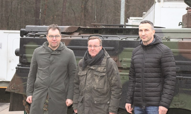 Verteidigungsminister Boris Pistorius (Mitte), der Botschafter der Ukraine in Deutschland Oleksij Makejew (links) und Wladimir Klitschko in der Panzertruppenschule der Bundeswehr in Munster. Foto: Eickholt