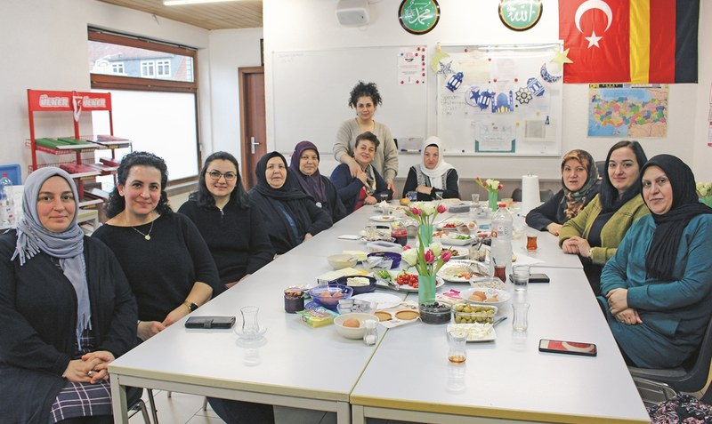 Treffen sich regelmäßig zum Frühstücken - und jüngst auch zum Helfen: Die türkischen Frauen in Rethem. Foto: Herrmann