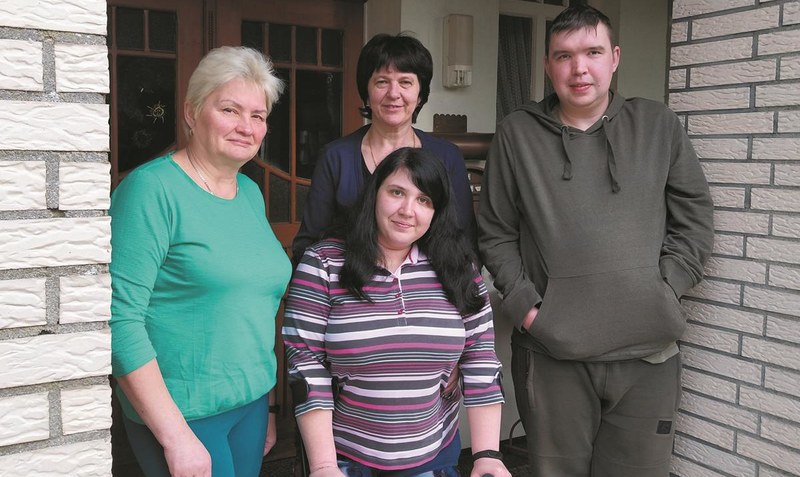 Die Familie ist froh, in Sicherheit sein zu dürfen: Anfangs hätten Ljubow Rusinchuk (Mitte hinten) und ihre Tochter Oksana Druzhynina (Mitte vorn) nicht gedacht, dass der Krieg ein Jahr andauern würde. Sie leben gemeinsam mit Druzhyninas Mann und Schwiegermutter in einem alten Bauernhaus in Kirchboitzen. Foto: Scheele