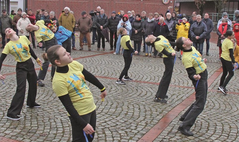 Mahnwache: Ukrainische Schüler tanzen auf dem Bürgerhof in Bad Fallingbostel. Foto: Eickholt