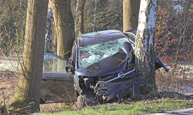 Gegen Baum geprallt: Am frühen Sonntagmorgen kommt eine 21 Jahre alte Frau bei einem Unfall auf der L 163 ums Leben. Foto: Eickholt