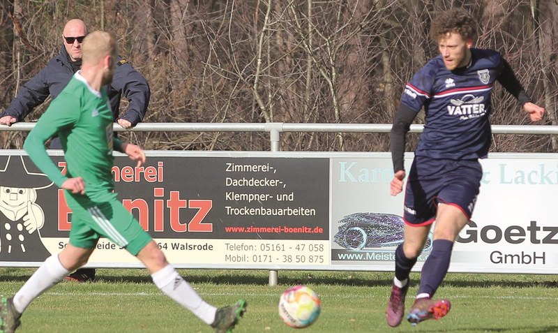 Heimstärke ausspielen: Der Tabellensechste SV Lindwedel-Hope (rechts Max Dirani) will Teutonia Uelzen durch einen weiteren Heimerfolg auf Abstand halten in der Fußball-Landesliga. Archivfoto: Oetjen