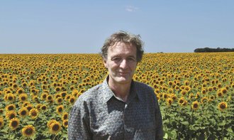 Farben wie auf der ukrainischen Flagge: Dr. Stefan Dreesmann im Juli 2021 im Osten des Landes vor einem Sonnenblumenfeld. Foto: privat