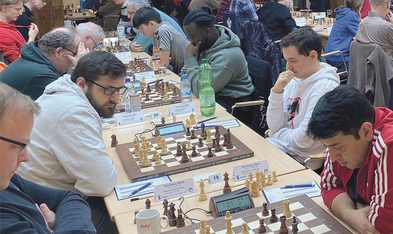Volle Konzentration: An 62 Brettern gleichzeitig wird derzeit im Forellenhof Hünzingen beim internationalen Schach-Turnier, den “Chessemy Open”, in einem A- und B-Wettbewerb gespielt. Bis kommenden Sonntag messen sich die Teilnehmenden aus vielen verschiedenen Ländern, ehe dann am Ende die jeweiligen Gewinner feststehen. Fotos: Oetjen