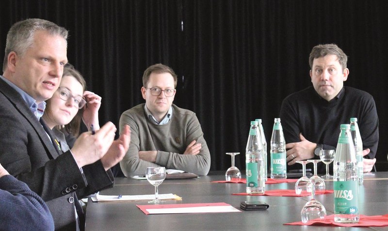 Anregende Gespräche an der Aller: Lars Klingbeil (rechts) wünscht sich mehr positive Begleitung für die Gründerinnen und Gründer im ländlichen Raum.Foto: Herrmann