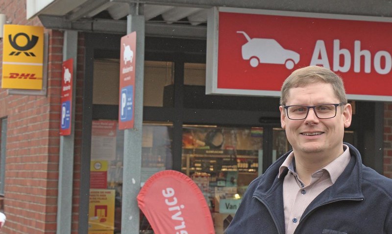 Das Posthorn hängt schon an der Wand: Kaufmann Matthias Rump betreibt in seinem Rewe-Markt an der Soltauer Straße ab dem 16. März auch eine Postpartnerfiliale. Foto: Eickholt