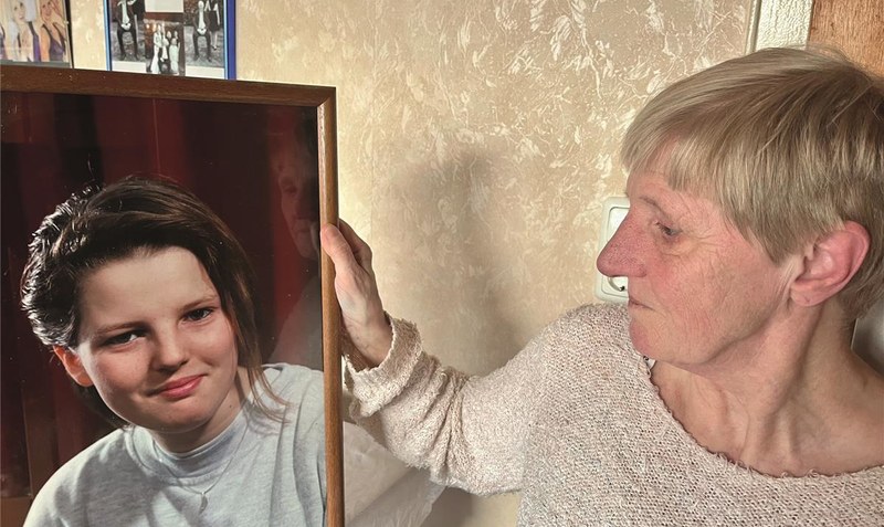 Das Bild der Tochter in der Wohnstube: Simone war auf dem Foto 18 Jahre alt, ihre Mutter Ulrike Kohrs hat vor allem mit dem Umstand zu kämpfen, dass niemand für den Tod der jungen Frau Verantwortung übernehmen muss. Foto: Jens Reinbold