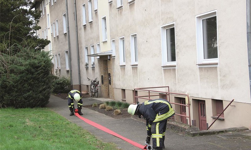 Letztlich reicht eine Decke aus: Die Einsatzkräfte der Feuerwehr konnten beim Einsatz an der Beethovenstraße auf Strahlrohr und Drehleiter verzichten. Foto: Meyland