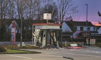 Komplett zerst&Atilde;&para;rt: Der SB-Point samt Geldautomat auf einem Rewe-Parkplatz in Walsrode wurde zu Beginn des Jahres gesprengt. Foto: WZ-Archiv