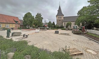 Blick vom Gemeindehaus in Richtung Kirche: Von hier aus sieht der Parkplatz in Ahlden schon beinahe fertig aus. Foto: Meyland