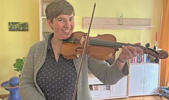 Eine alte Liebe wiederentdeckt: Seit 2019 kultiviert Mirja Rohr das Geigenspiel - auch im Neuen Orchester Walsrode, dem sie durch den bevorstehenden Umzug den R&Atilde;&frac14;cken kehren muss. &amp;ldquo;Das ist eine der Sachen, die ich ganz traurig zur&Atilde;&frac14;cklasse&amp;rdquo;, sagt sie. Foto: Meyland