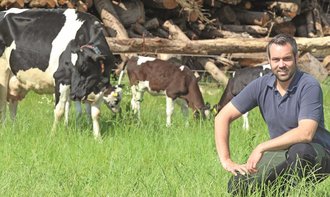 Ein bisschen heile Welt: Landwirt Jan-Hendrik Michaelis (34) mit Kühen und Kälbern auf der Weide. Foto: Eickholt