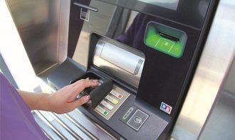 Bargeld abheben: Das geht komfortabel an den vielen Geldautomaten in der Region. Foto: Rengstorf
