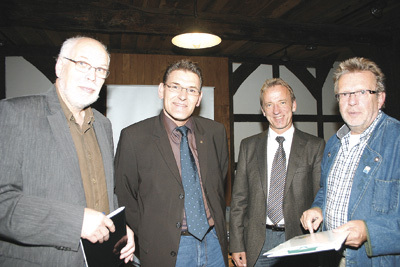 Sie stellten die Studie vor:  Klaus-Dieter Böhme (böhmeplan Benefeld), Thomas Altmann (ap-Ingenieure, Hodenhagen), Professor Dr. Dieter Michalzik (GeoDienste, Garbsen) und Hodenhagens Bürgermeister Karl Gerhard Tamke (v. li.).