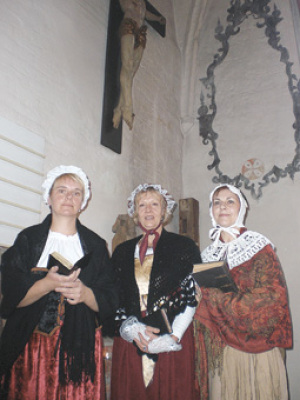 Hans-Martin Weigelt als Martin Luther sowie Kerstin Pralle, Christel Harmrolfs und Gisela Sauer (v.l.) als streiterprobtes Dreigestirn boten ungewöhnliche Kirchenführungen.ö