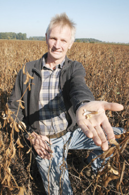 Öko-Bauer Heiner Helberg aus Eilte ist stolz auf die ersten selbstgeernteten Sojabohnen.
